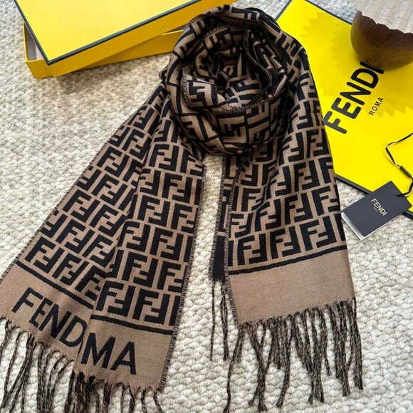 Luxurious Fendi Roma FF Print Wrap - Picture 2 of 6